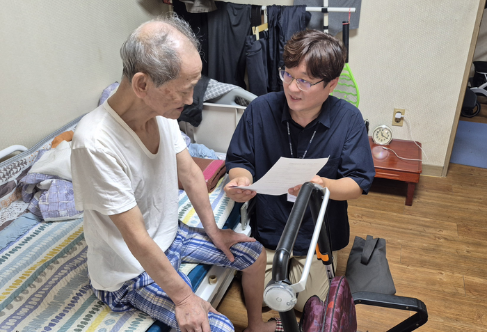 7일 오전 10시 대구 남구 대명9동 김효진 행정복지센터 복지팀장(오른쪽)이 거동이 불편한 김인환(81) 어르신의 집을 방문해 민생회복 소비쿠폰 신청을 돕고 있다. 조윤화 기자