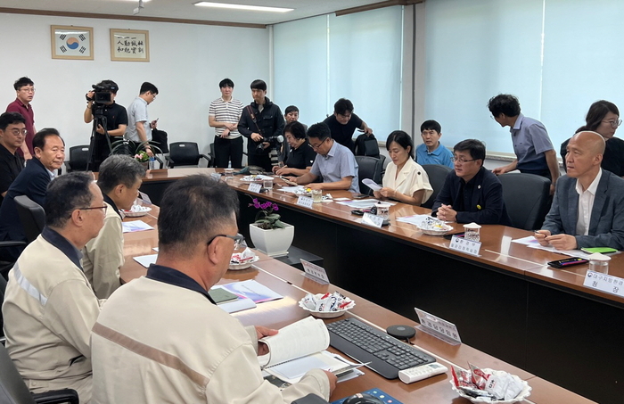 7일 경북 봉화 영풍석포제련소 회의실에서 김성환 환경부장관(오른쪽 두번째)이 제련소 관계자들과 환경설비 운영 현황에 대해 논의하고 있다. <낙동강상류환경피해주민대책위원회 제공>