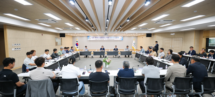 6일 성주군청 문화강좌실에서 농업인과 각 분야 전문가들이 참여한 가운데 성주 농업 대토론회가 열리고 있다. <성주군 제공>