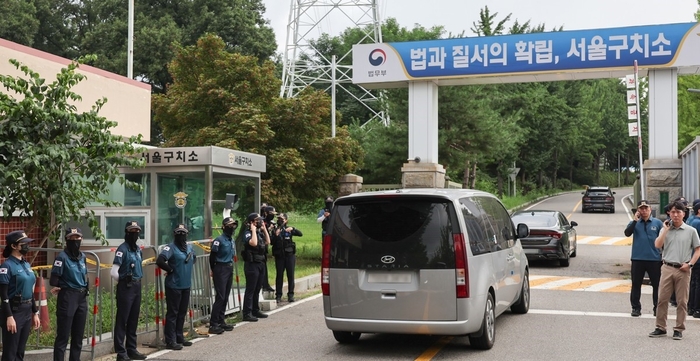 7일 김건희 여사 관련 의혹을 수사하는 민중기 특별검사팀이 조사에 불응하는 윤석열 전 대통령을 체포해 구인하기 위해 경기도 의왕시 서울구치소로 들어가고 있다. 연합뉴스