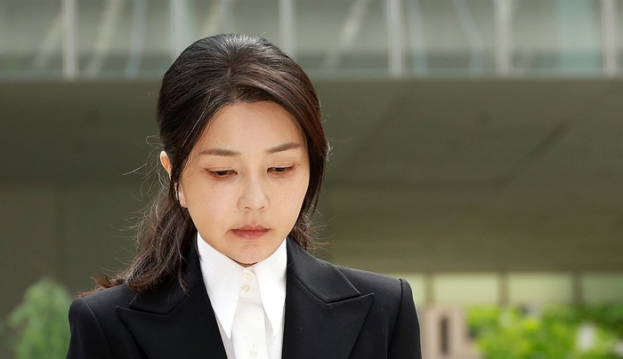 윤석열 전 대통령 배우자 김건희 여사가 지난 6일 서울 종로구 KT광화문빌딩 웨스트에 마련된 민중기 특별검사팀 사무실에 피의자 신분으로 출석하고 있다. 전·현직 대통령 부인이 수사기관에 피의자로 공개 출석하는 것은 헌정사상 처음이다. 연합뉴스 제공