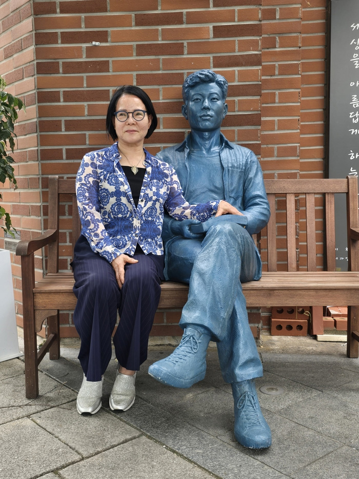 대구출신 노동운동가 전태일의 동생인 전순옥 전태일기념관장이 오빠 전태일의 동상 옆에 나란히 앉았다.