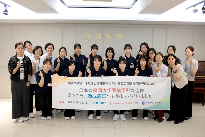 일본 후쿠오카 간호대학 학생들이 6일 대구 효성병원을 찾아 병원 관계자들과 함께 기념촬영을 하고 있다. 이날 학생들은 분만실, 신생아실, 산후조리원 등 주요 시설을 둘러보며 한국의 선진 산부인과 시스템을 체험했다.<효성병원 제공>