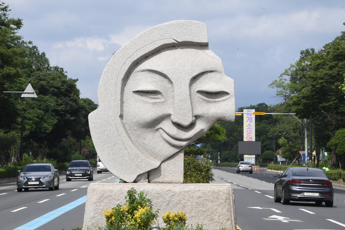 경주 IC에 들어서면 제일 처음 마주하는 '신라인의 미소' 얼굴무늬 수막새 조형물. 막새에 얼굴 형상을 새겨 지붕 위에 올렸던 이유는 사악한 기운을 물리치려는 것으로 보인다.