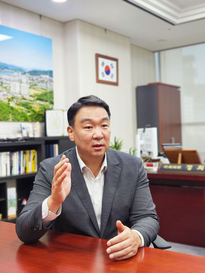 정희용 의원이 의원회관에서 영남일보와 인터뷰하고 있다.
