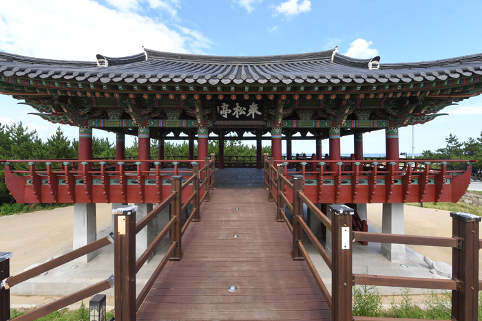 영덕 봉송정은 고려 중엽 봉씨 성을 가진 분이 영해부사로 있을 때 정자를 세웠다고 한다. 봉씨 영해부사는 해송 1만 그루를 심어 해풍으로 농사 피해가 없도록 했다고 전해진다.