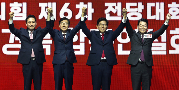 국민의힘 당 대표 후보들이 8일 오후 대구 북구 엑스코에서 열린 제6차 전당대회 대구·경북 합동연설회에서 손을 맞잡고 인사하고 있다. 왼쪽부터 장동혁, 조경태, 김문수, 안철수 후보.
이윤호기자 yoonhohi@yeongnam.com