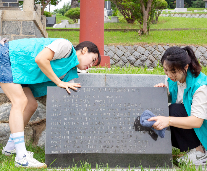 광복 80주년을 앞두고 '더 나은 칠곡' 회원이 애국선열추모제단 주변의 잡초를 제거하며 환경 정비에 나서고 있다.<칠곡군 제공>