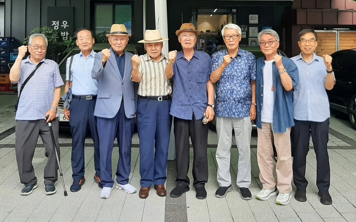 지난 8일 대구 남구 한 식당에서 광복회 대구시지부 주최로 열린 대구독립운동기념관 건립 간담회에 참석한 지역 원로 교수들이 단체 기념사진을 찍고 있다. 광복회 대구시지부 제공