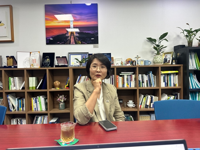 임미애 의원이 영남일보와 인터뷰하고 있다. 서정혁기자