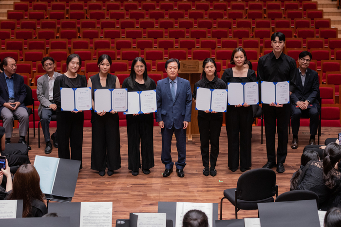 영남일보는 지난 8일 대구콘서트하우스에서 열린 '2025 솔라시안 유스 오케스트라' 공연 직후 우수 단원들에게 장학금을 전달했다. <대구콘서트하우스 제공>