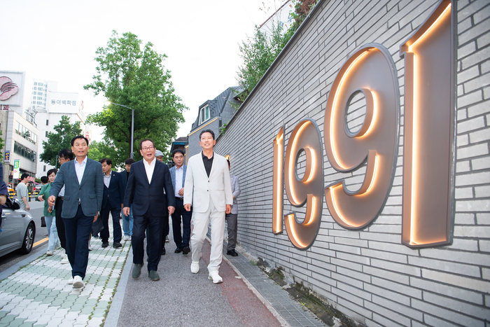 김장호(오른쪽) 구미시장과 권원강(가운데) 교촌에프앤비 회장, 박교상(왼쪽) 구미시의회 의장이 교촌 1991 문화거리를 둘러보고 있다. <구미시 제공>
