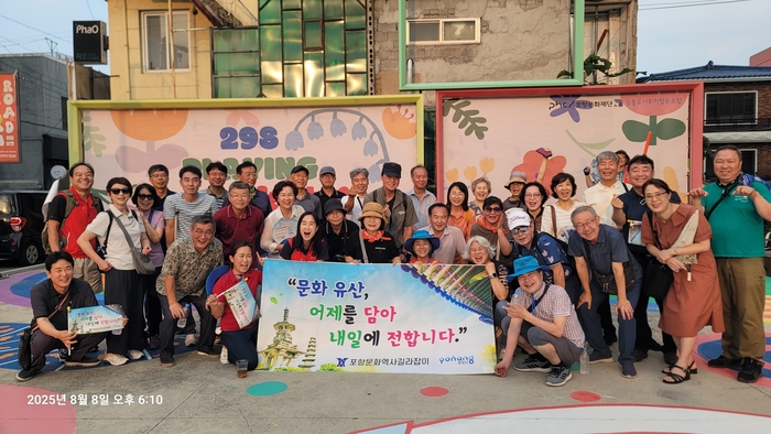식산은행 포항지점 옛터 앞에서 기념촬영을 하고 있다. <포항문화역사길라잡이 제공>