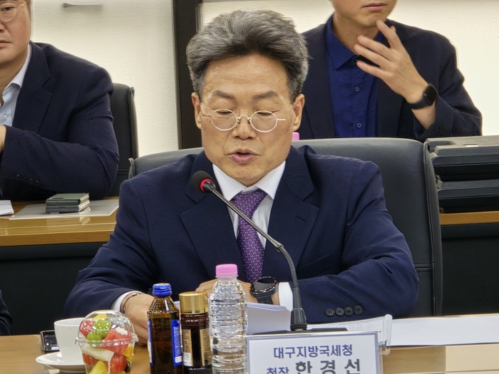 한경선 대구지방국세청장이 경북 지역 상공인 현장 소통 간담회에서 인사말을 하고 있다. <박용기 기자>