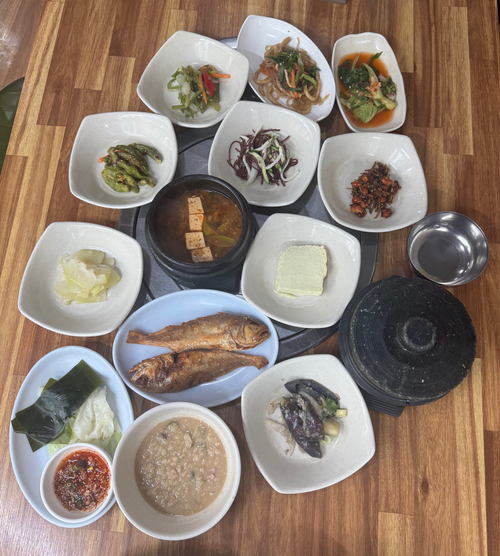 대구 동구 신암동 이가숯불갈비의 대표메뉴인 돌솥밥정식(1만2천원)에는 10가지가 넘는 반찬이 제공된다. 이남영기자 lny0104@yeongnam.com