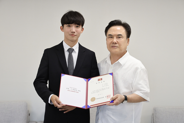 지난 2일 김천 교통사고 현장에서 구조 활동을 한 경일대 재학생 이강산씨가 정현태 경일대 총장에게 특별장학금을 받고 함께 기념사진을 찍고 있다. <경일대 제공>