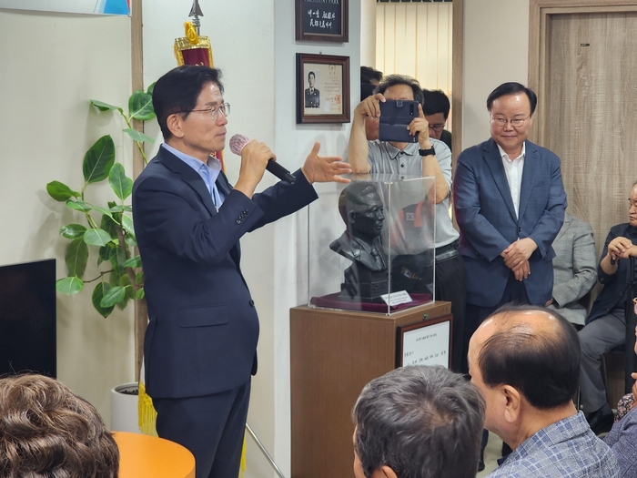 김문수 국민의힘 당대표 후보가 11일 오후 3시 경주시 원화로에 있는 경주시당협 사무실에서 당원과 지지자들에게 결집을 호소하는 발언을 하고 있는 모습. 장성재 기자