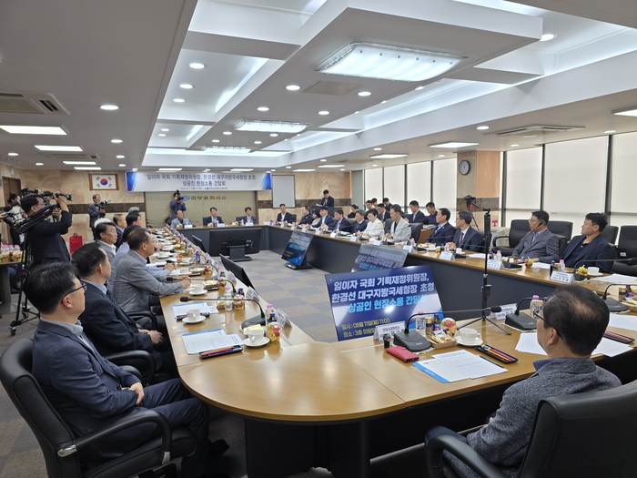 임이자 국회 기획재정위원장과 한경선 대구지방국세청장 초청 경북 지역 상공인 현장 소통 간담회가 11일 오전 구미상공회의소에서 열리고 있다. 이날 경북지역 상공인 대표들은 수도권과 지방의 격차 완화를 위한 '비수도권 법인세·소득세·상속세 지역 차등 적용'을 건의했다.<박용기 기자>