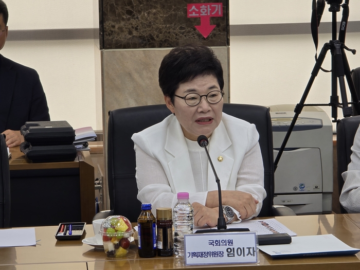 임이자 국회 기획재정위원장이 경북 지역 상공인 현장 소통 간담회에서 인사말을 하고 있다. <박용기 기자>