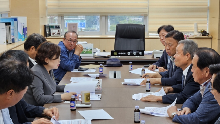 대한전문건설협회 경북도회는 지난 9일 김정재 국회의원 사무실을 찾아 최근 발의된 건설안전특별법 제정안에 반대 의사를 전달했다. <전문건설협회 경북도회 제공>