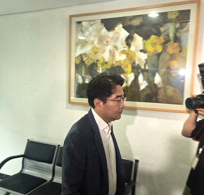 지난 7일 오후 윤석준 대구 동구청장이 대구법원 별관3호 법정으로 입장하고 있다. 정치자금법 위반 혐의로 기소된 윤 구청장은 벌금 200만원을 선고 받았다. 영남일보DB