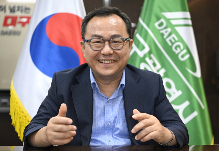 홍성주 대구시 경제부시장이 지난 6일 대구시 산격청사에서 진행된 영남일보와의 인터뷰에서 대구제2국가산단 예타 통과에 대해 설명하며 환하게 웃고있다. 이윤호기자 yoonhohi@yeongnam.com