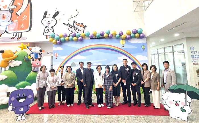 문희영 초록우산 대구지역본부장과 박재숙 <주>라온엔터테인먼트 대표, 김여향 경북대 대구어린이병원장 등이 11일 경북대어린이병원에서 '대구 소아의료체계 구축-아동공간조성' 완공식을 마친 뒤 기념촬영을 하고 있다. <초록우산 제공>