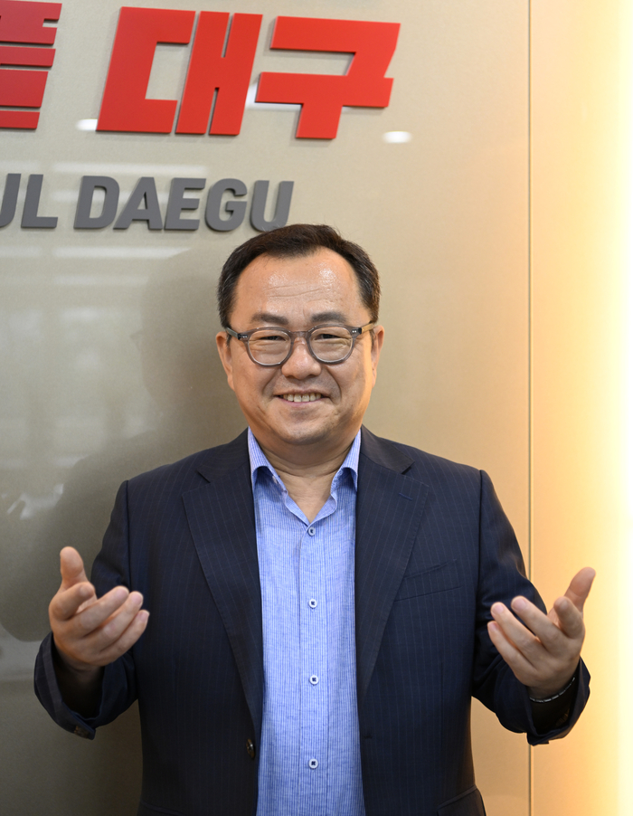 홍성주 대구시 경제부시장이 대구시 산격청사에서 진행된 영남일보와의 인터뷰를 마친 뒤 대구시 로고 앞에서 포즈를 취하고 있다. 이윤호기자 yoonhohi@yeongnam.com