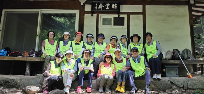 첨운재 청소를 마친 애국단체 달서구 행복두례봉사단원들이 기념사진을 찍고 있다. 박태칠시민기자 palgongsan72@kakao.com
