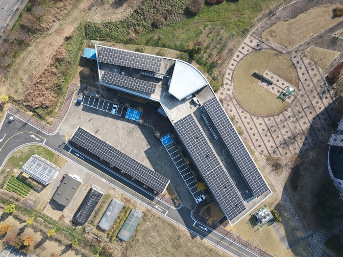 대구 달성군 한국전자통신연구원 대구경북권연구센터 옥상 및 후면주차장에 설치된 시민햇빛발전소 11~13호기 모습. <달구벌시민햇빛발전협동조합 제공>