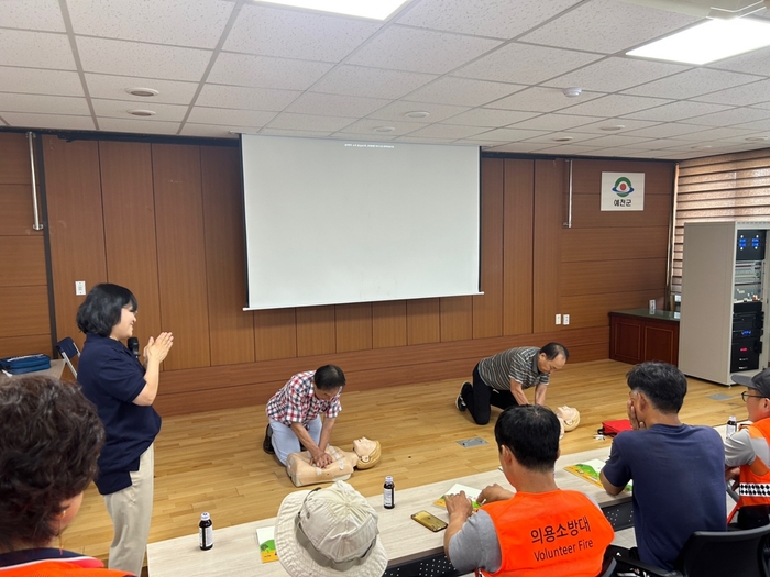경운대학교가 예천군민을 대상으로 응급처치 및 심폐소생술 실습교육을 하고 있다. 경운대는 오는 9월 10일까지 예천군 12개 읍·면 이장 280명과 부녀회장 및 주민 등 총 450여명을 대상으로 '경북형 주민대피시스템(K-Citizen First)'과 '응급처치 및 심폐소생술 실습'등을 교육한다.<경운대 제공>