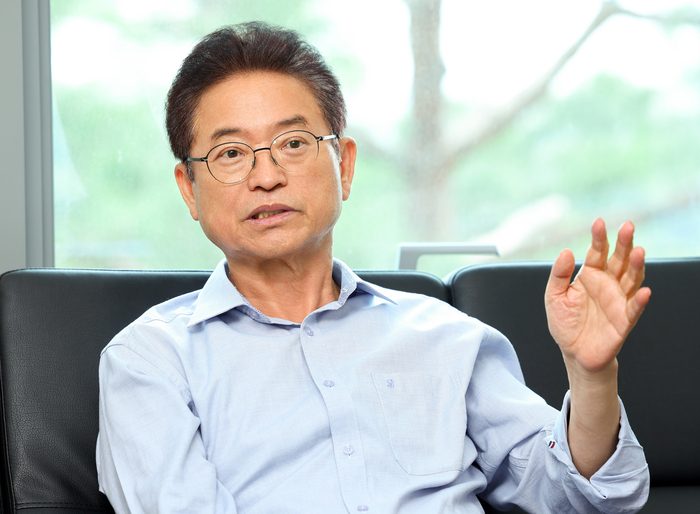 13일 이철우 경북도지사가 도청 기자실을 방문해 2025 APEC 정상회의 준비 상황 등을 설명하고 있다. 경북도 제공