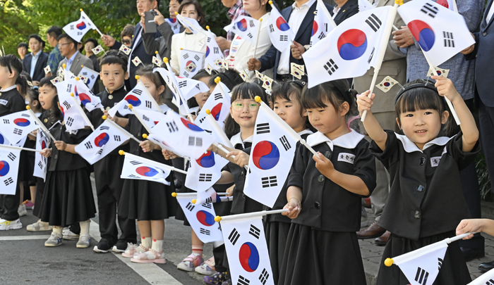 '우리는 나라를 회복할 것입니다'는 일제강점기 독립운동에 가장 크게 헌신했던 45명의 어록을 담고 있다. 사진은 지난해 8월13일 오전 대구 북구 동화훼밀리타운 아파트에서 열린 '광복 79주년 나라사랑 전 세대 태극기 달기 운동'에서 대구 북구 아인슈타인 어린이집 원아들이 태극기를 흔드는 모습. <영남일보 DB>