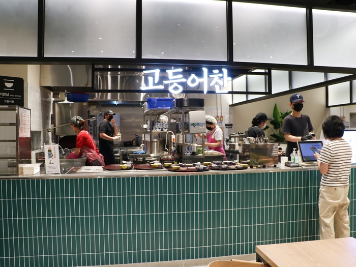대구 신세계백화점 지하 1층 식품매장 '푸드플라자'에 할머니의 국숫집 손맛을 손자가 이어받아 3대째 전통을 지켜가는 경북 영주의 쫄면맛집인 '나드리'와 신현도 셰프의 정통 메밀과 직화 장어덮밥 전문 브랜드인 '멘쇼쿠', 고등어 한 점에 담긴 수라상의 품격을 담은 '고등어찬'이 신규 오픈했다. <대구 신세계백화점 제공>