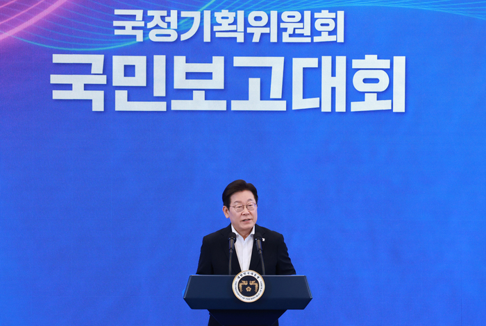 이재명 대통령이 13일 청와대 영빈관에서 열린 국정기획위원회 국민보고대회에서 발언하고 있다. (연합뉴스)