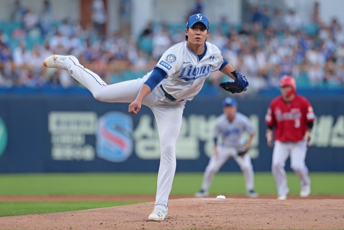 14일 오후 6시30분 대구 삼성라이온즈파크에서 열린 '2025 신한 SOL 뱅크 KBO리그' 삼성 라이온즈와 KIA 타이거즈 경기에서 원태인이 투구 중이다. <삼성 라이온즈 제공>