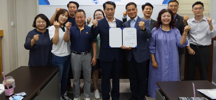 최재윤(앞줄 오른쪽 두 번째) 한국폴리텍 구미캠퍼스 학장과 안효덕(앞줄 왼쪽 네번째) 비산동장 및 주민단체 대표들이 구미캠퍼스 주차장 개방을 환영하고 있다. <폴리텍대 구미캠퍼스 제공>