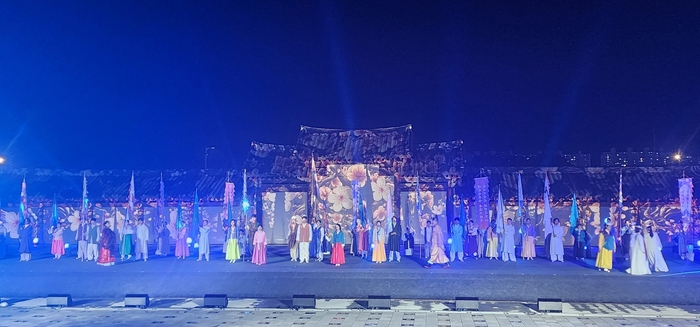 실경뮤지컬 '왕의 나라 시즌3 – 나는 독립군이다' 공연 배경이 된 회랑과 한옥에 빛과 영상으로 역사를 그려낸 3D 비디오 매핑이 펼쳐지고 있다. 손병현 기자