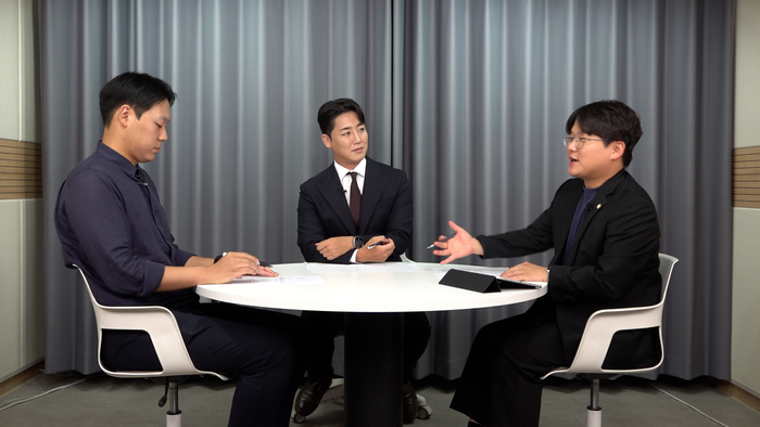 영남일보TV '말로하자' 출연진들이 지난 12일 영남일보 스튜디오에서 진행된 촬영에서 '기초의회의 역할'에 대해 토론하고 있다. 이형일기자 hilee@yeongnam.com