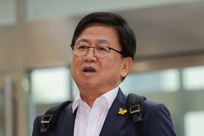 최교진 사회부총리 겸 교육부 장관 후보자가 14일 인사청문회 준비 사무실이 마련된 서울 영등포구 여의도 한국교육시설안전원으로 출근하며 취재진 질문에 답하고 있다. <연합뉴스>