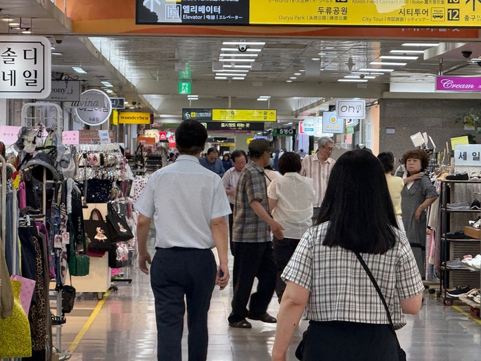 지난 14일 오후 7시쯤 방문한 두류 젊코 지하상가 일대. 구경모기자