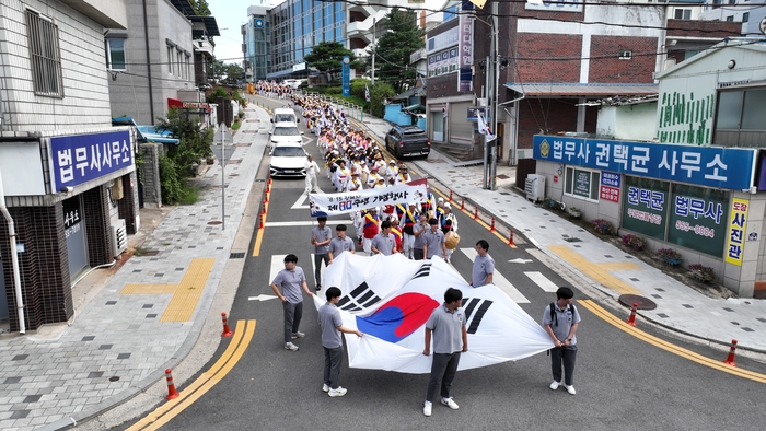 문경시가 광복 80주년을 맞아 지역 출신 독립운동가 91인의 뜻을 기리는 대규모 기념행사를 열고 시가행진을 하고 있다. 강남진 기자
