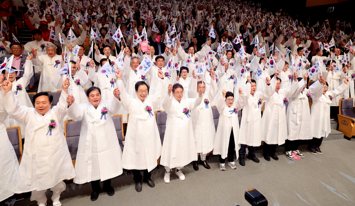 15일 경북도청 동락관에서 열린 광복 80주년 경축식에서 참석자들이 만세삼창을 하고 있다. 경북도 제공