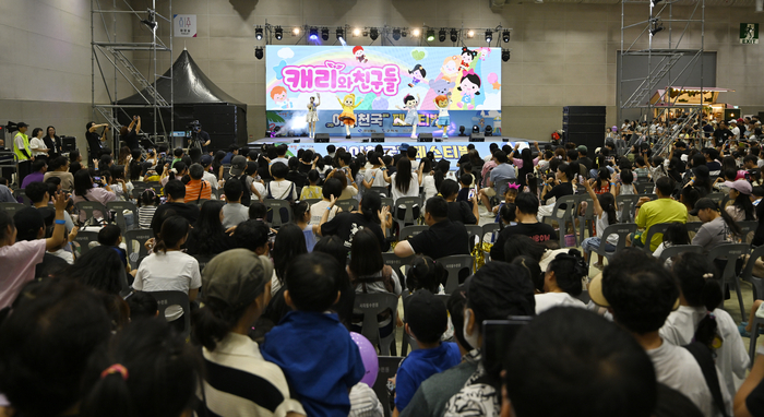 경북도와 구미시가 주최하고 영남일보가 주관한 '2025 아이천국 경북 구미 페스티벌'에서 캐리와 친구들 공연을 보기 위한 관람객들로 북적이고 있다.
이윤호기자 yoonhohi@yeongnam.com
