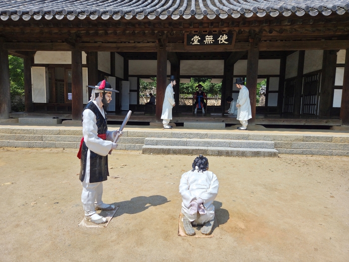 낙안읍성 동헌(사무당)에서 치죄하는 광경. 동헌은 조선시대 지방 관아로 지방 행정 및 송사를 처리하던 곳이다.