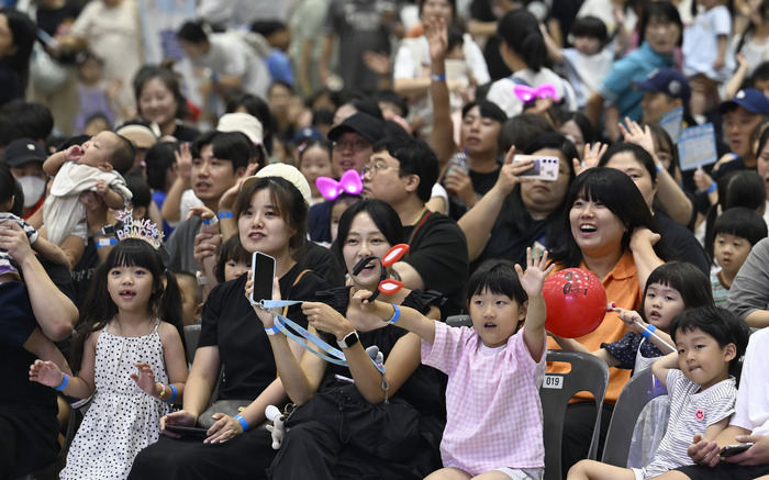경북도와 구미시가 주최하고 영남일보가 주관한 '2025 아이천국 경북 구미 페스티벌'에서 관람객들이 캐리와 친구들 공연을 관람하고 있다.
이윤호기자 yoonhohi@yeongnam.com