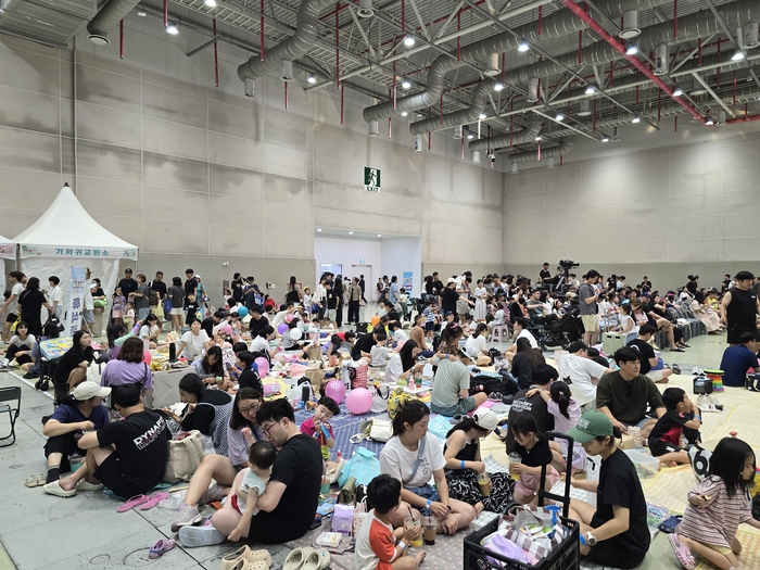15~17일까지 구미시 산동읍 구미코에서 경북도와 구미시가 주최하고 영남일보가 주관한 '아이천국 경북 구미 페스티벌' 이 열렸다. 3일 동안 1만여명이 방문해 대 성황을 이뤘다. 방문객들이 돗자리를 펴고 공연과 체험을 즐기고 있다. <박용기 기자>