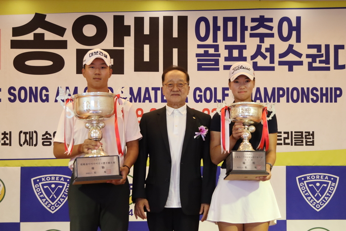 지난해 열린 송암배 대회 시상장면. 왼쪽부터 남자부 우승자 이재원, 우기정 대회장,  여자부우승자 성아진.<대구컨트리클럽 제공>