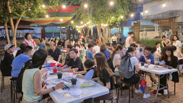 16일 오후 대구 중구청이 운영하는 '근대골목 밤마실 투어' 참가자들이 약령시한의약박물관 광장에서 체험 프로그램을 즐기고 있다. 광장 한쪽에서는 장구 공연이 이어지며 흥을 더했다. 조윤화 기자