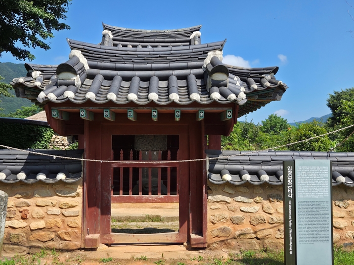 임경업 장군 비각. 야사에는 임경업 장군이 하룻밤 만에 읍성을 쌓았다는 속설이 있다.
